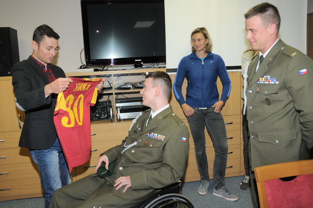 Od paralympijského vítěze Jiřího Ježka dostal des. Hirka dres Dukly