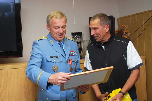 Od šéftrenéra veslování Koudely dostal fotografii osmiveslice Dukly z prestižního závodu osmivelic v Londýně 2010