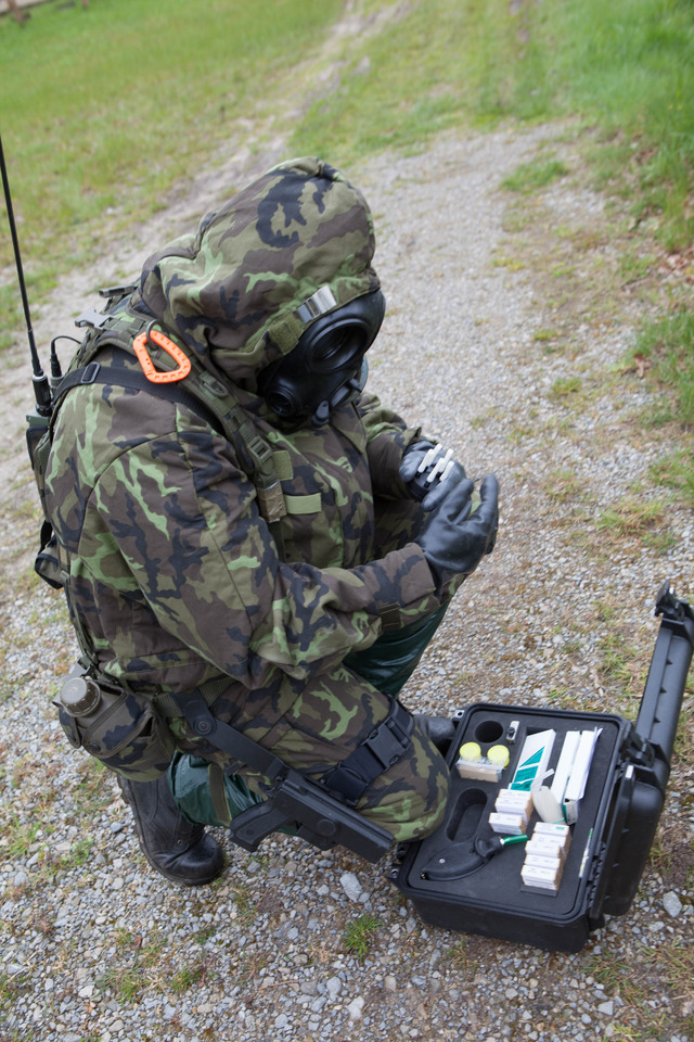 Odběr vzorků průzkumným družstvem čety OPZHN