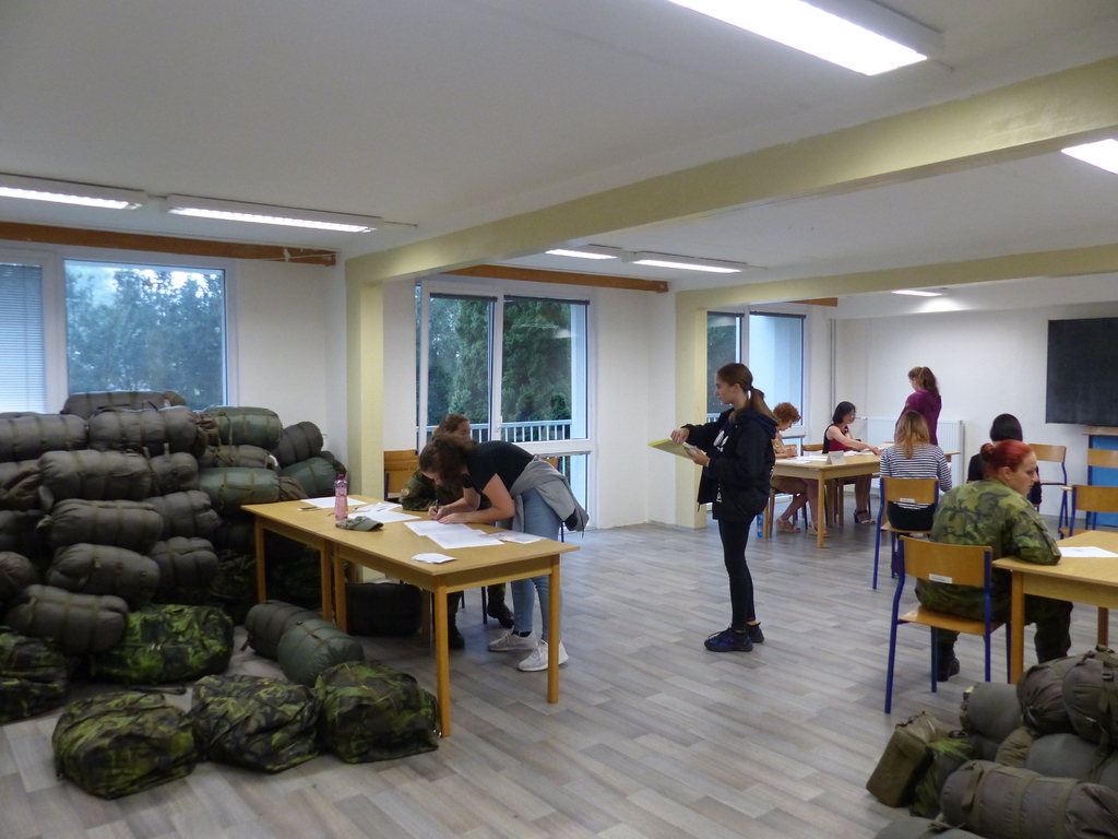 Odevzdání dokumentů a první materiál - spací pytel a další