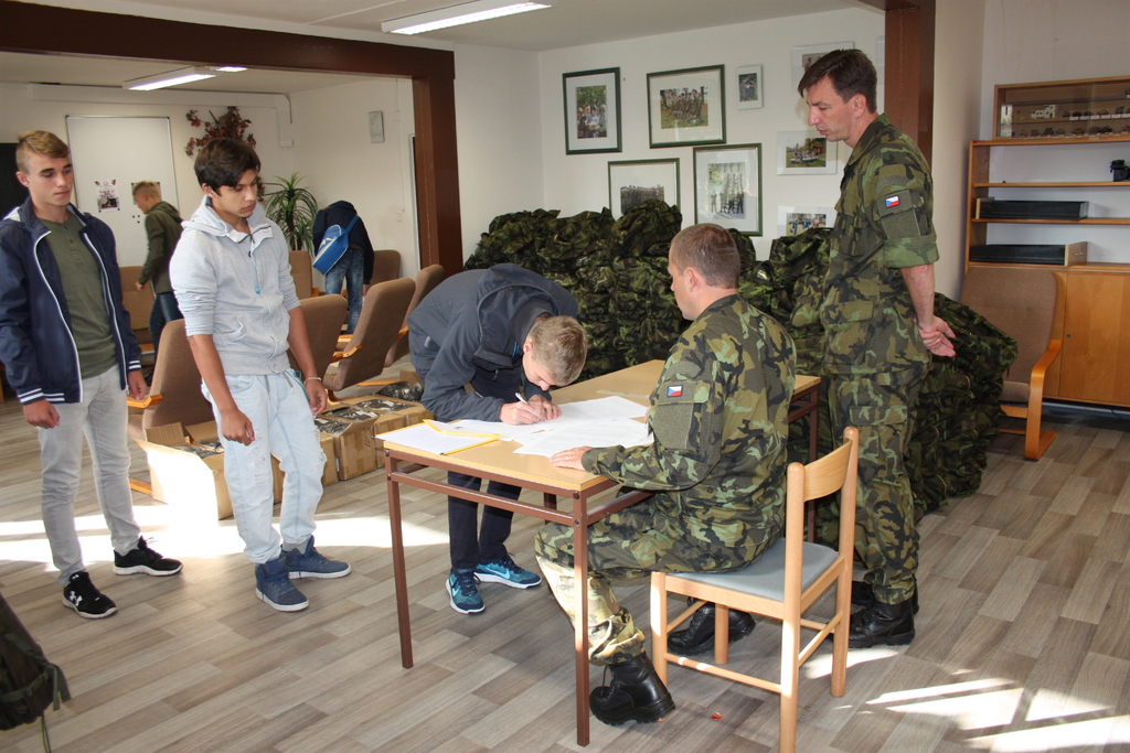 Odevzdání vyplněných formulářů a přebírání první výstroje