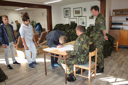 Odevzdání vyplněných formulářů a přebírání první výstroje