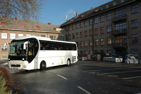 Autobus s týmem vojenských lékařů vyrazil z pražské vojenské nemocnice přesně v 10:55