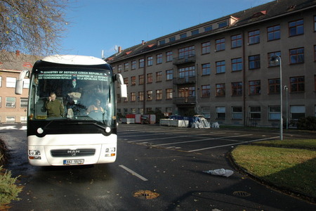 Autobus opouští parkoviště před ředitelstvím ÚVN 