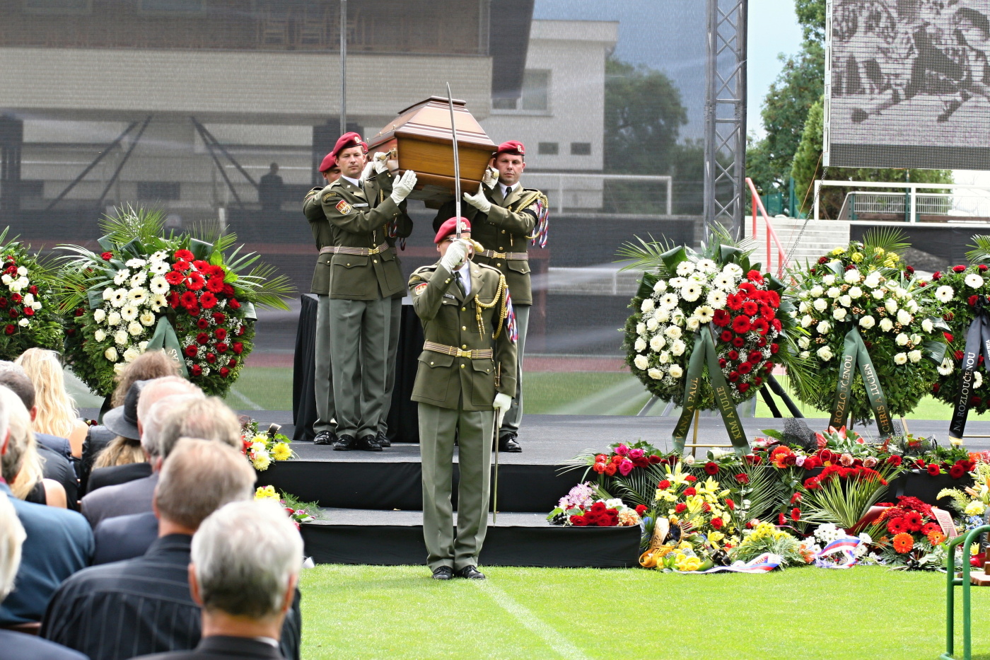 Odnášení rakve fotbalové legendy