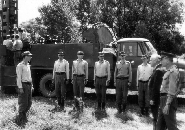Výcvik studentů stavební fakulty ČVUT se stavebnímí stroji, 70. léta.