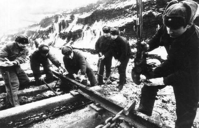 Ze snímku je vidět, jak těžká byla práce vojenských železničářů, rok 1979.
