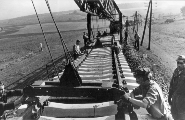 Pokládání kolejového pole během rekonstrukce železniční tratě, 70. léta.