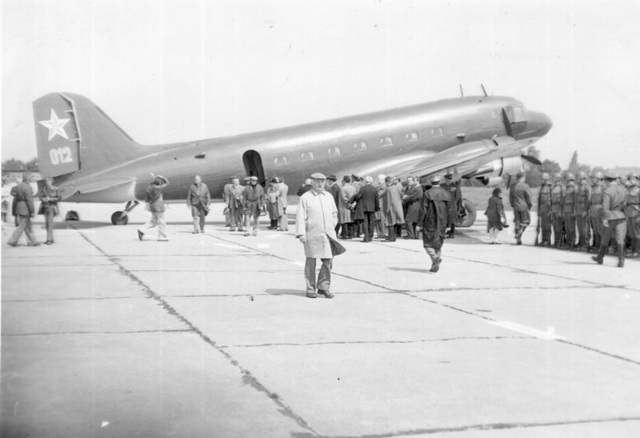 Natáčení příletu čs. vlády v květnu 1945 na letišti Praha-Kbely s muzejním sovětskými Lisunovem Li-2 a komparzem ČSLA pro film „Osvobození Prahy“, rok 1976.