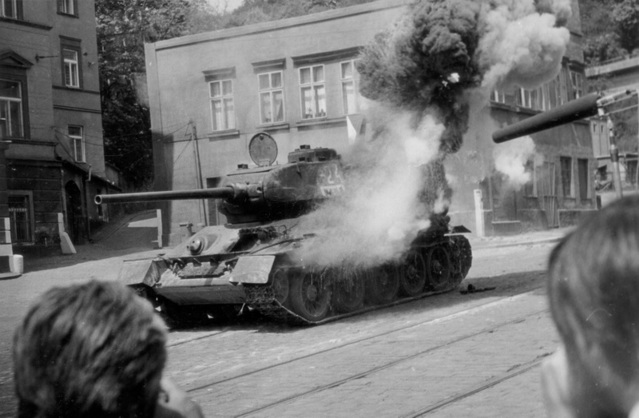 Z natáčení filmu „Osvobození Prahy“ v roce 1976: zasažení tanku č. 24 (T-34/85) v Praze na Klárově.