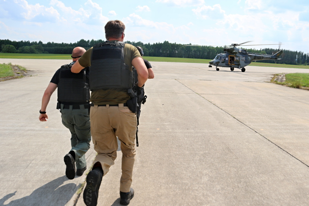 Odvedení chráněné osoby do vrtulníku