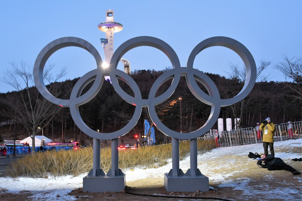 Kruhy ZOH 2018, vzadu skokanské můstky