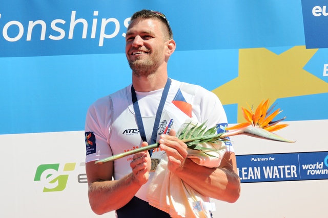 Ondra Synek s bronzovou medailí na podiu nejlepších