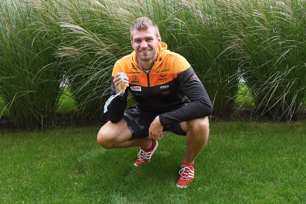 Ondra Synek s medailí z MS