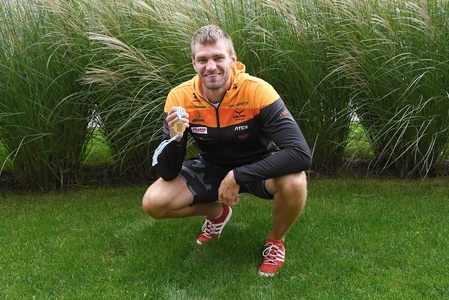 Ondra Synek s medailí z MS