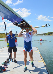 Ondřej Synek se svým trenérem Milanem Dolečkem po semifinálové jízdě.