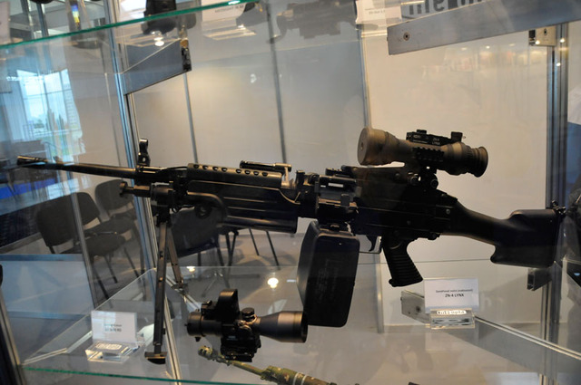 Své výrobky vystavuje také Meopta Přerov, především optické zaměřovače, bez nichž se dnes žádná zbraň prakticky neobejde