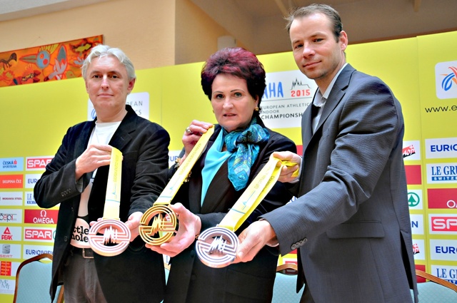 Organizátoři HME představují medaile-Libor Varhaník bronzovou, Helena Fibingerová zlatou a Tomáš Janků stříbrnou.