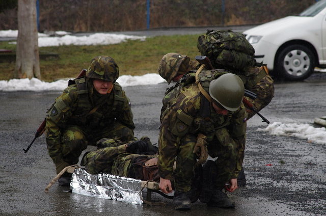 Ošetření raněných je nedílnou součástí cvičení