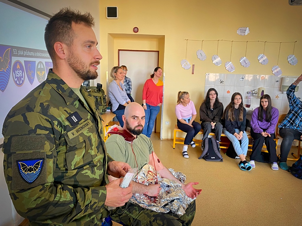 Ošetřit tepenné krvácení se naučili školáci z Moravskoslezského kraje.