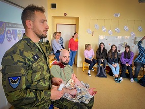 Ošetřit tepenné krvácení se naučili školáci z Moravskoslezského kraje.