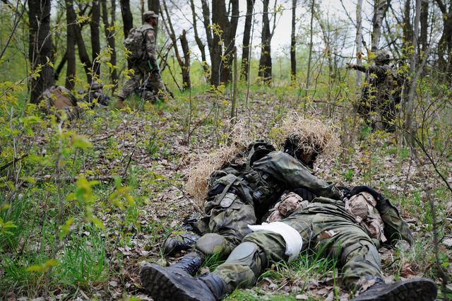 Ošetřování raněného během boje
