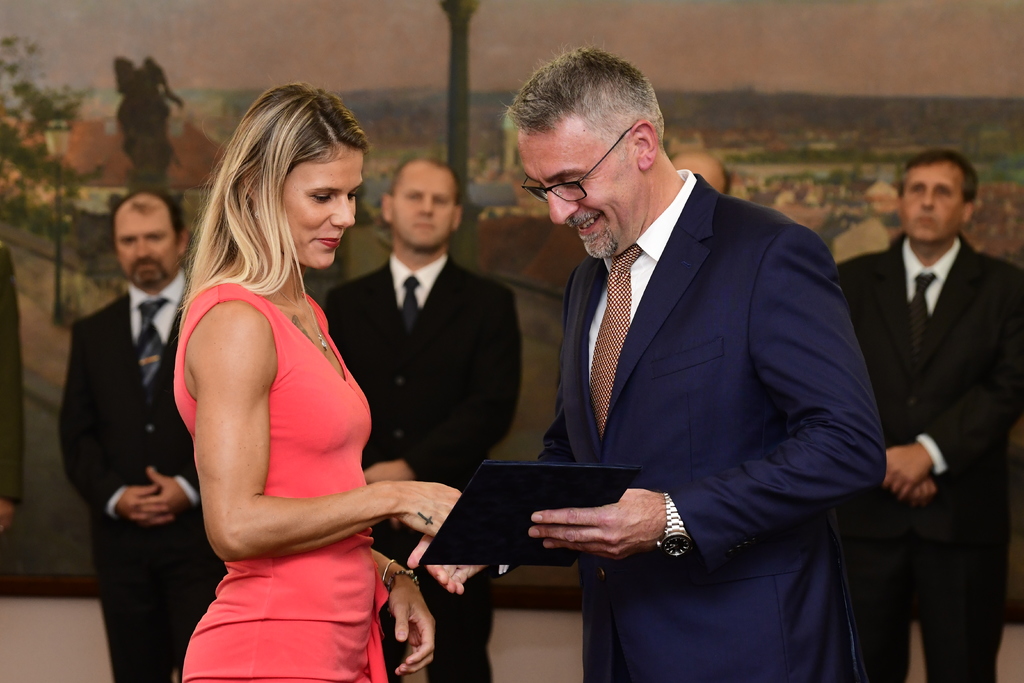 Oštěpařka Nikola Ogrodníková přijímá pamětní list ministra