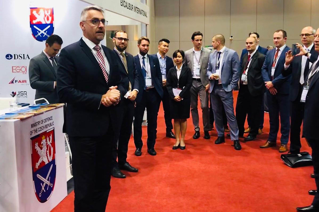 Ministr obrany Lubomír Metnar při otevření českého stánku.