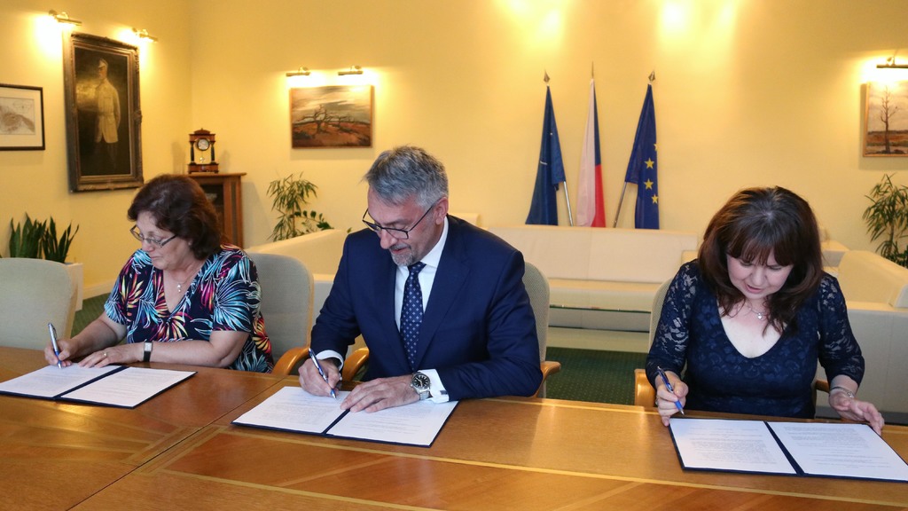 Ministr obrany s předsedkyněmi odborových organizací podepsali doplněk Kolektivní smlouvy