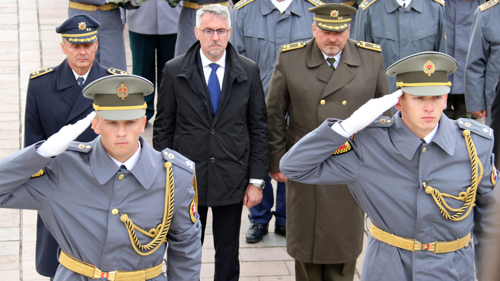Ministr obrany uctil památku hrdinů, kteří bojovali v Karpatsko-dukelské operaci
