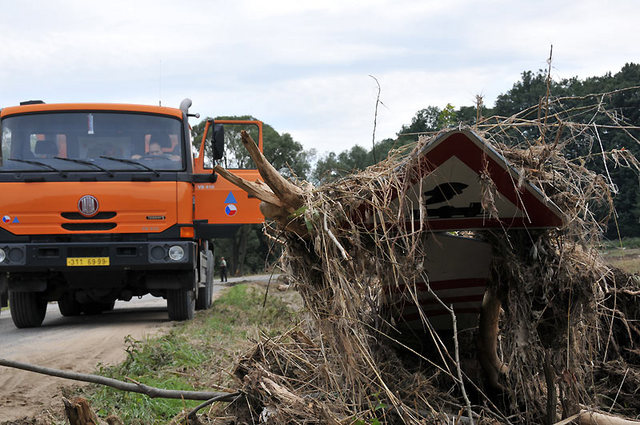 Záchranáři se svou technikou opravují spolu s ženisty komunikaci vedoucí do Višňové