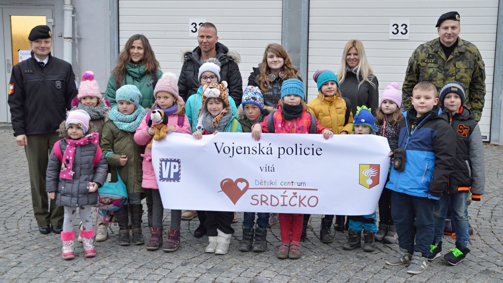 Vojenskou policii navštívily děti z centra Srdíčko