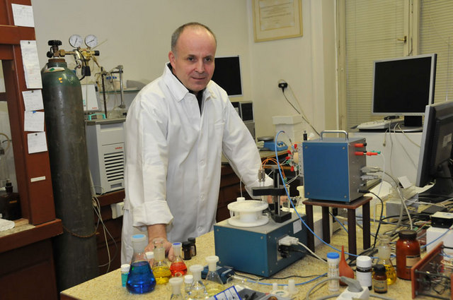 Profesor ve svém království - laboratoř na katedře vojenské toxikologie