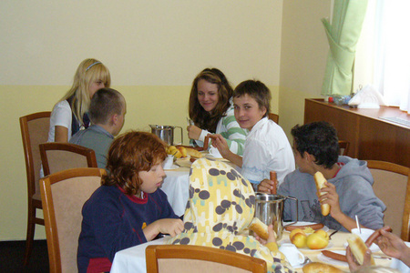 Děti ze záplavových oblastí při snídani