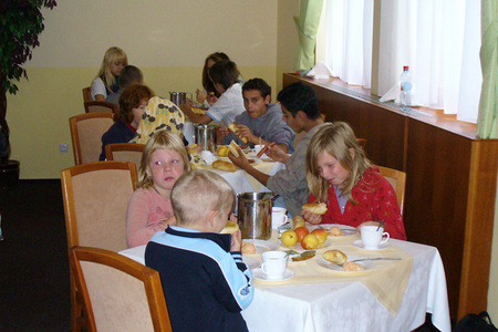 Děti při snídani