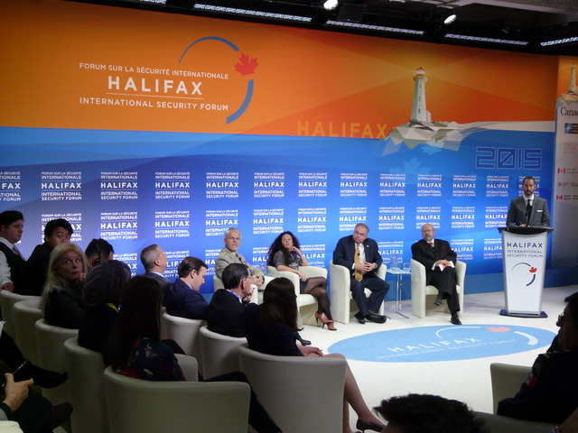 Sympozia se zúčastnil také předseda Vojenského výboru NATO generál Petr Pavel (první vlevo mezi panelisty)