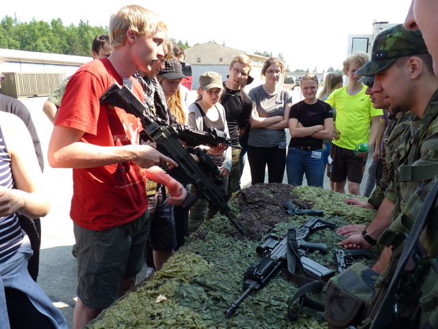 Prohlídka zbraní v prostorách kasáren 13. dělostřeleckého pluku 