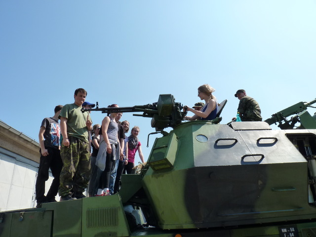 V prostorách kasáren 13. dělostřeleckého pluku byla pro studenty vystavena nejmodernější technika