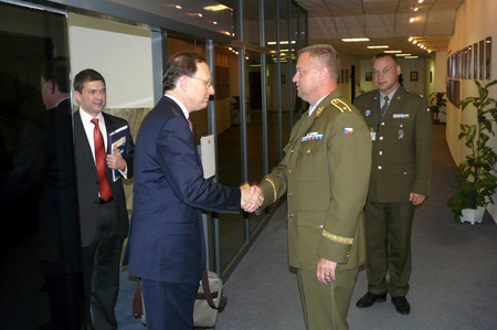 Generál Žižka vítá náměstka Vershbowa na Generálním štábu