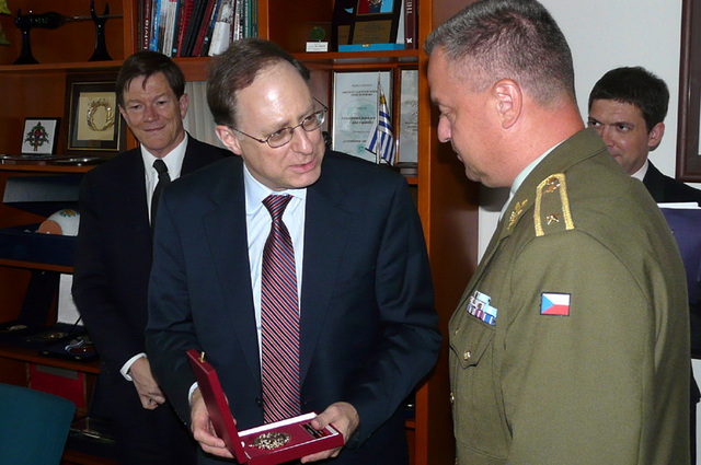 Generál Žižka věnoval náměstkovi Vershbowovi pamětní plaketu