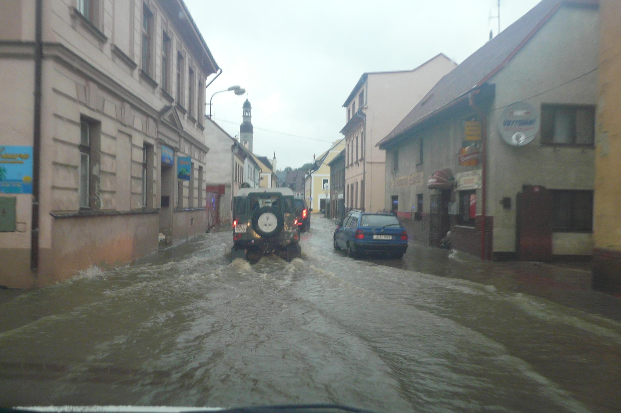 Na cestě na náměstí do Chrastavy. Tady se už vlna přehnala...