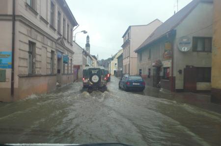 Na cestě na náměstí do Chrastavy. Tady se už vlna přehnala...