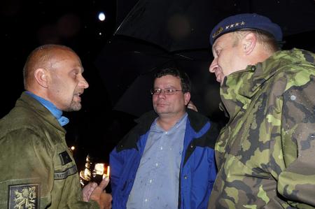Pilot vrtulníku W-3A Sokol podplukovník Kratochvíl podává hlášení o splnění úkolu ministrovi obrany a generálu Pickovi