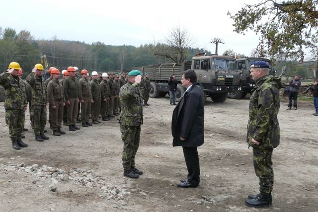 Velitel mostního odřadu major Jaroslav Janáček podává hlášení ministru obrany a NGŠ AČR
