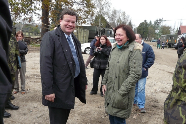 Alexandr Vondra se starostkou obce Višňová Marií Matuškovou