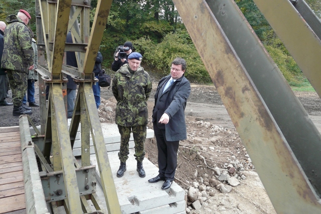 Ministr obrany s generálem Pickem prohlíží usazení mostní konstrukce
