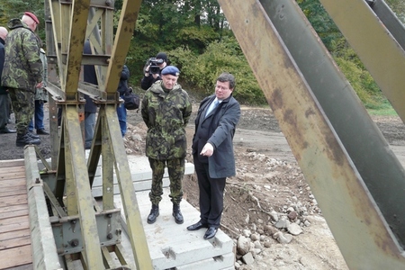 Ministr obrany s generálem Pickem prohlíží usazení mostní konstrukce
