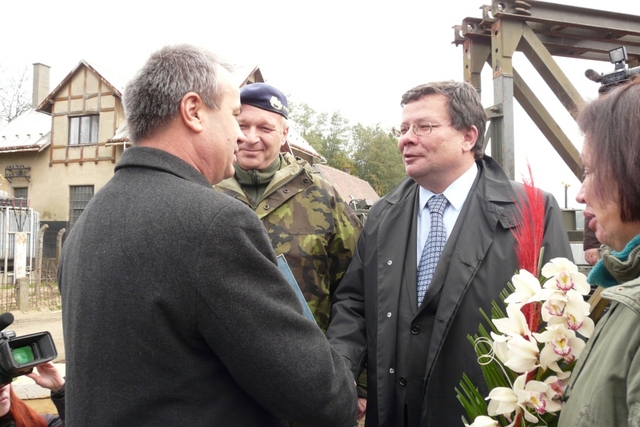 Hejtman Libereckého kraje Stanislav Eichler děkuje za odvedenou práci
