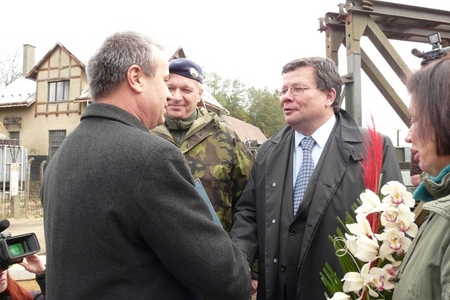 Hejtman Libereckého kraje Stanislav Eichler děkuje za odvedenou práci
