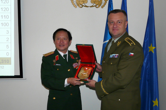 Generál Hieu a generál Žižka při předávání pamětních plaket